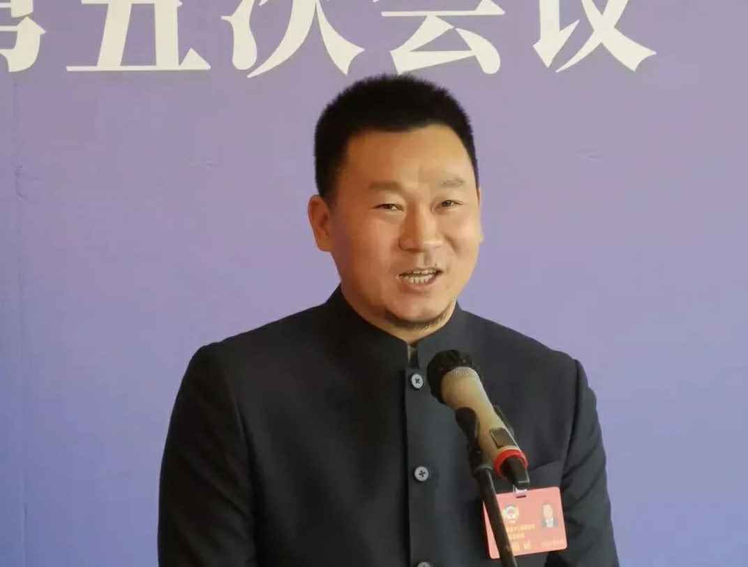 为进一步展示市政协团结、民主、开放、自信的形象，向市民和网友展示政协委员的履职风采，中山市政协十二届五次会议在2月4日上午开幕前开设“委员通道”，市政协委员、星空官方站app网站-星空(中国)公司总经理陈朝阳走进“委员通道”，回应社会关切的问题。他就如何做好城市应急管理规划的问题进行发言，并回答记者提问。.jpg